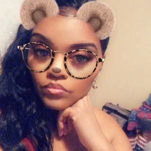 Meet your Posher, Moni